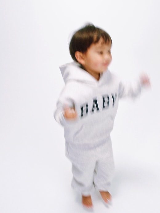 felpa con cappuccio gap × sandy liang per neonati e bambini piccoli con logo vintagesoft