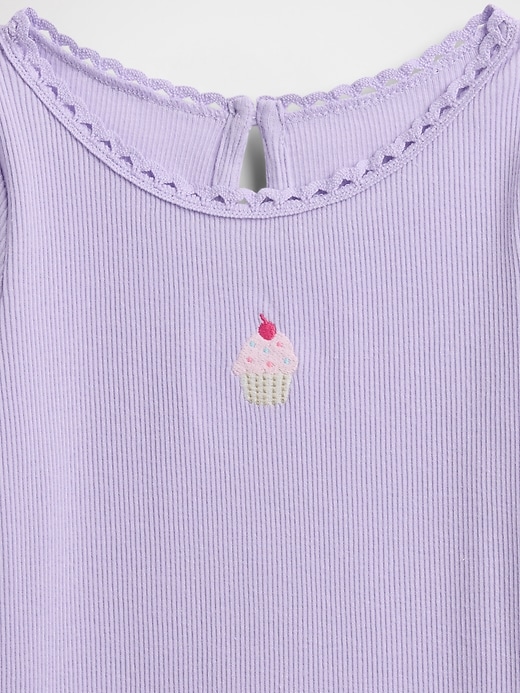 maglietta a costine con grafica ricamata per neonati e bambini piccoli