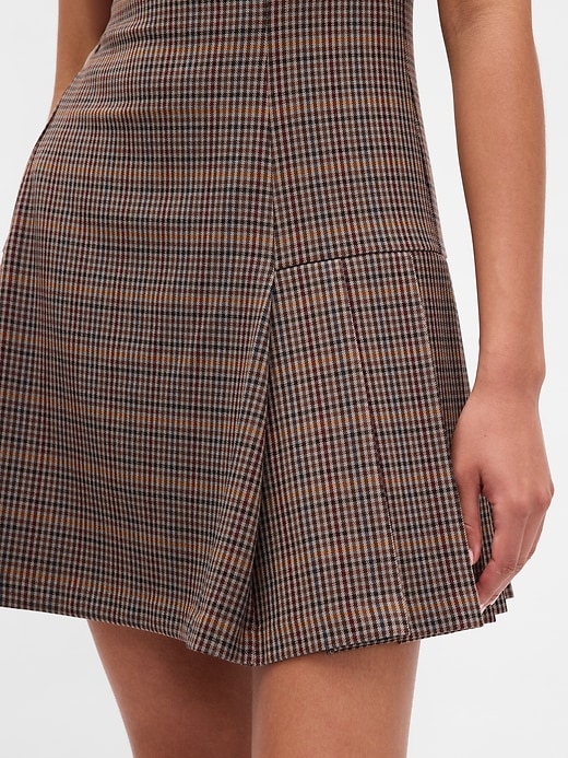 mini abito plissettato con scollo quadrato