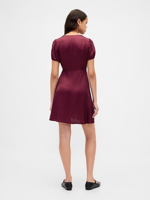 mini abito con scollo a v e pizzo satinato