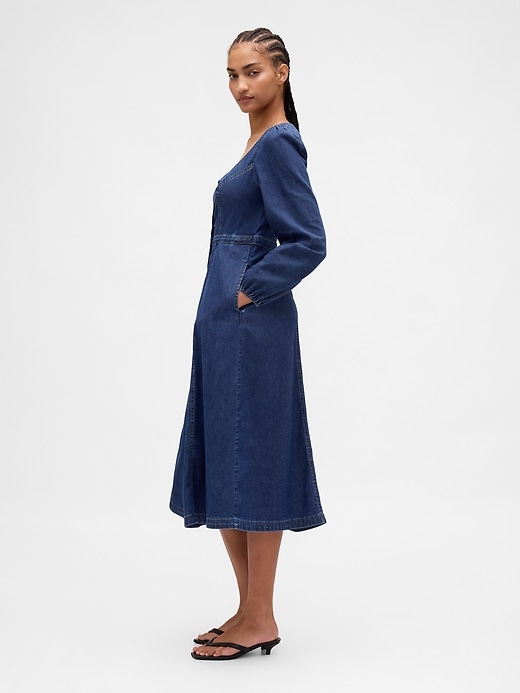abito midi in denim con scollo a cuore