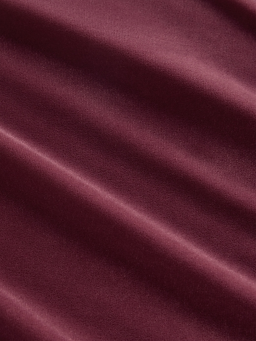 abito lungo in velluto con scollo quadrato