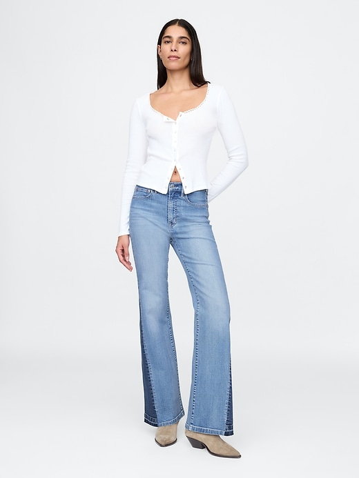 jeans a zampa anni 70 con toppe a vita alta