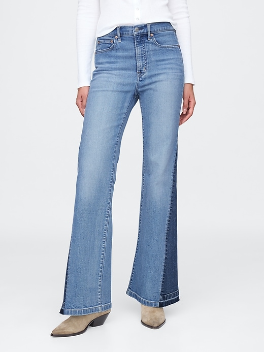 jeans a zampa anni 70 con toppe a vita alta