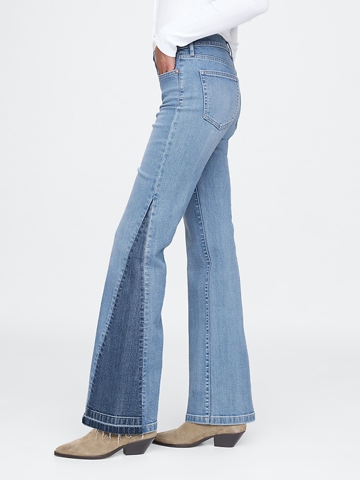 jeans a zampa anni 70 con toppe a vita alta