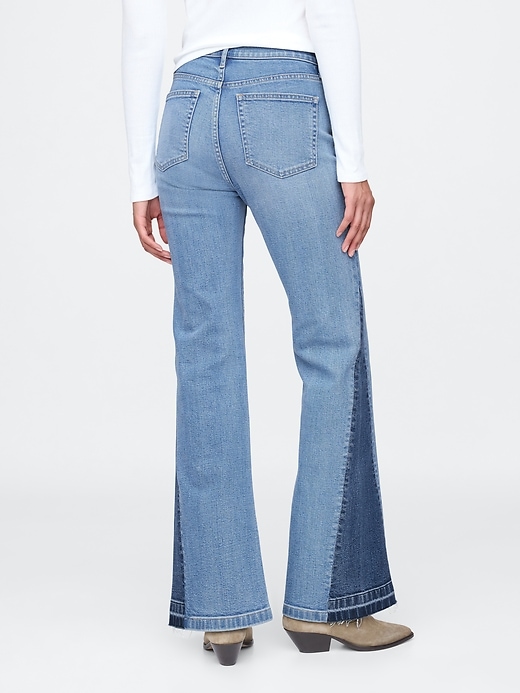 jeans a zampa anni 70 con toppe a vita alta
