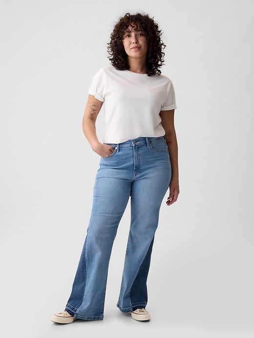 jeans a zampa anni 70 con toppe a vita alta