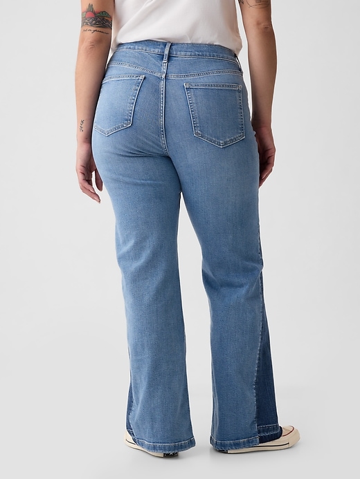 jeans a zampa anni 70 con toppe a vita alta