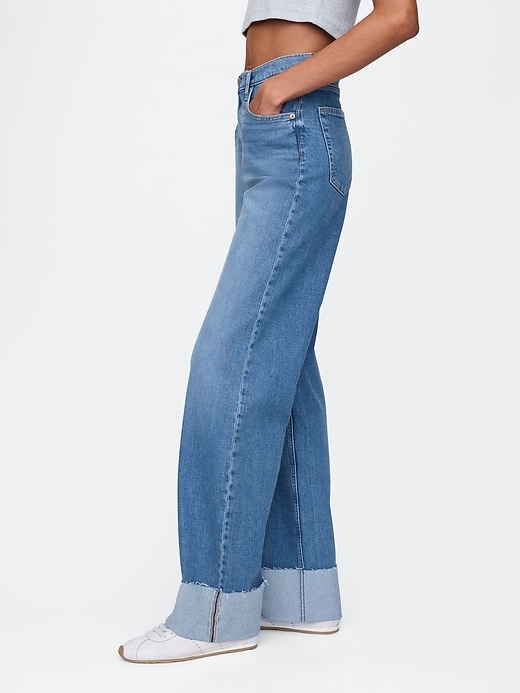 jeans larghi anni 90 con risvolto a vita media