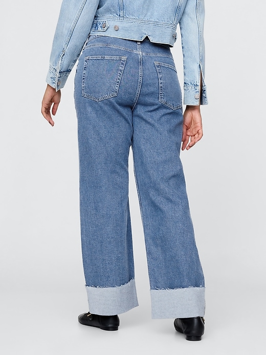 jeans larghi anni 90 con risvolto a vita media