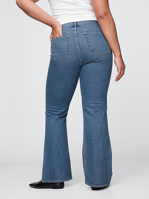jeans a zampa anni 70 a vita alta