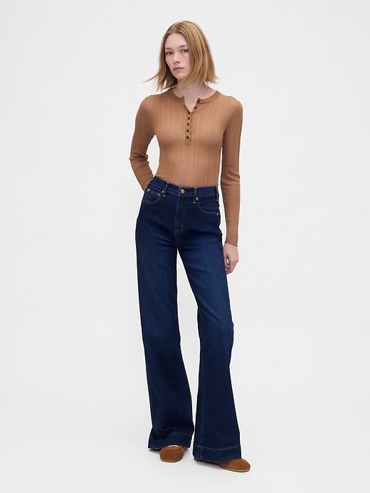 jeans a zampa rilassati a vita alta