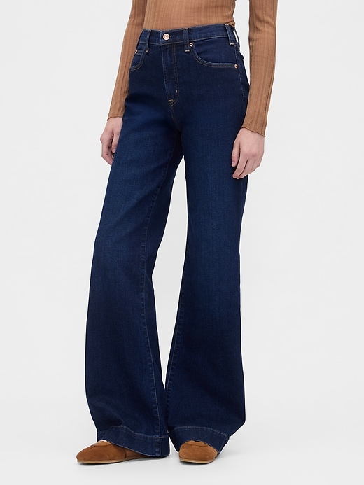 jeans a zampa rilassati a vita alta