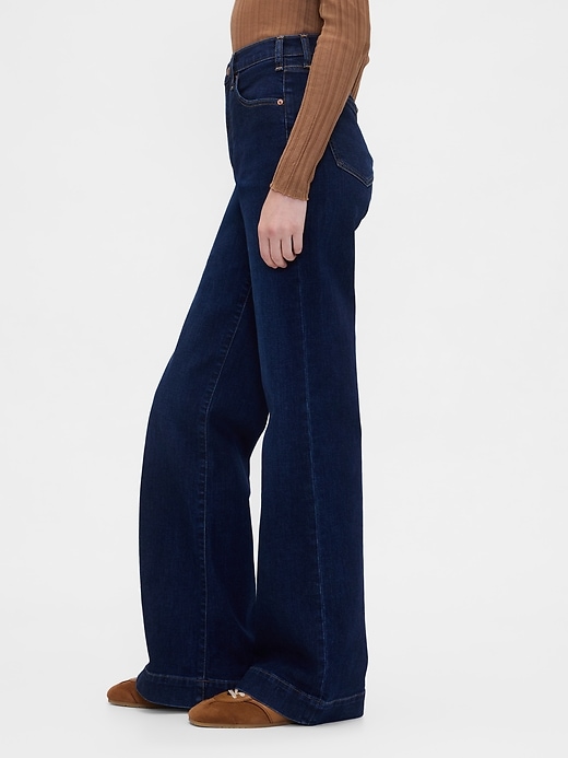 jeans a zampa rilassati a vita alta