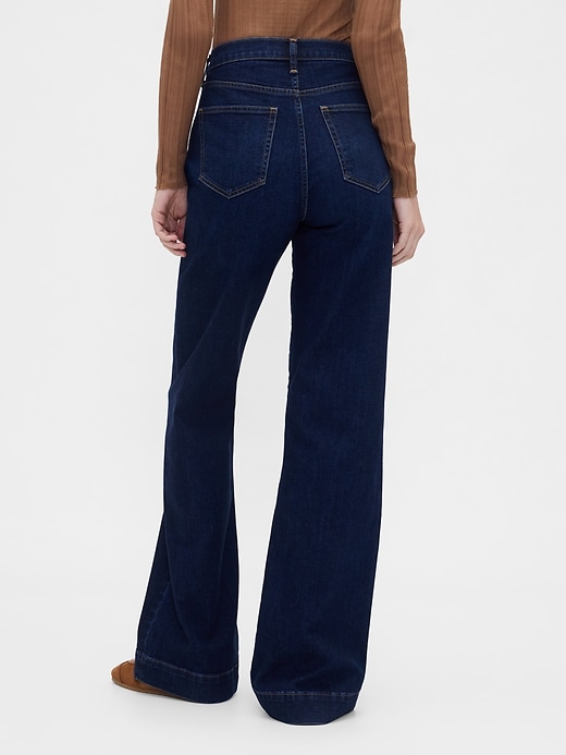 jeans a zampa rilassati a vita alta