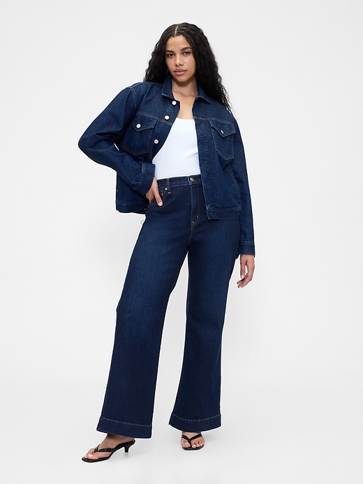 jeans a zampa rilassati a vita alta