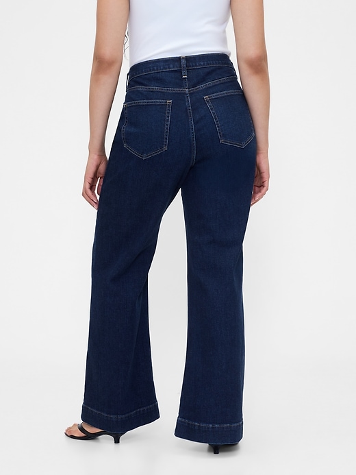 jeans a zampa rilassati a vita alta