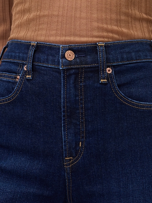 jeans a zampa rilassati a vita alta