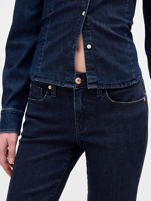 jeans lunghi e attillati a vita bassa