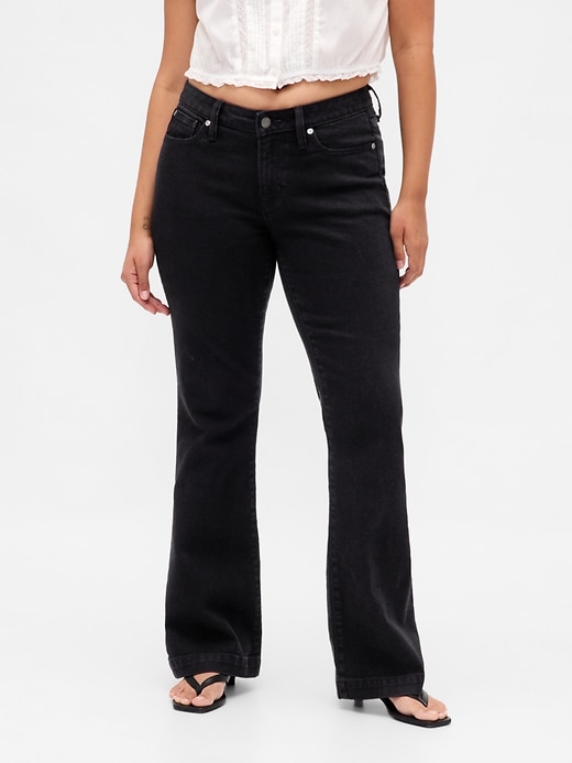 jeans lunghi e attillati a vita bassa e sinuosa