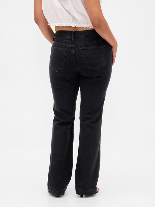 jeans lunghi e attillati a vita bassa e sinuosa