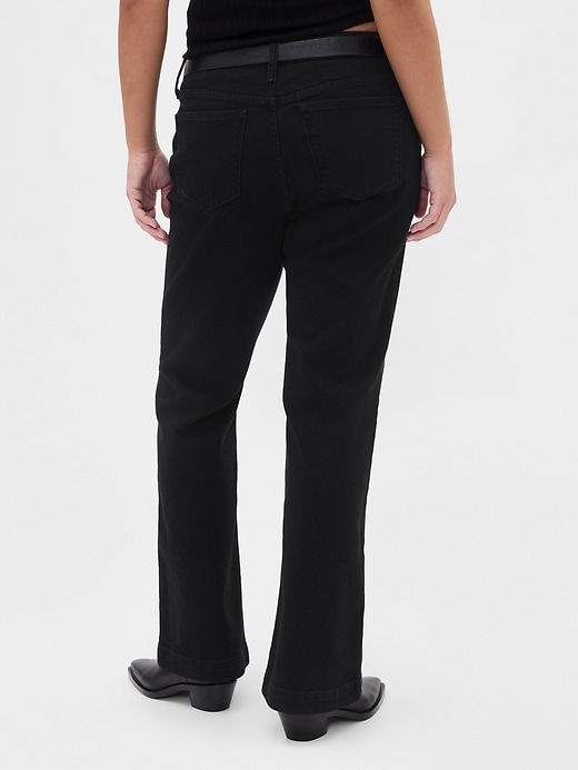 jeans lunghi e attillati a vita bassa e sinuosa