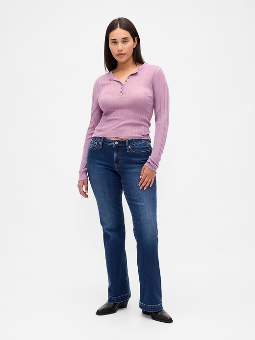 jeans lunghi e attillati a vita bassa e sinuosa