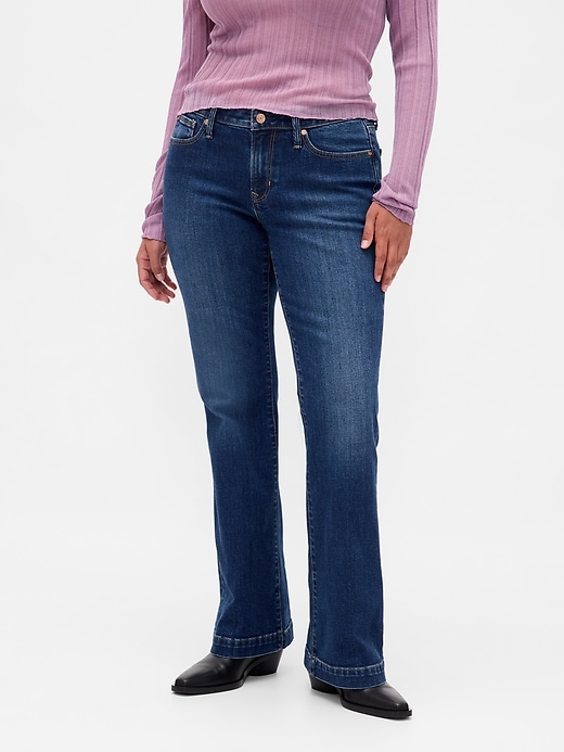 jeans lunghi e attillati a vita bassa e sinuosa