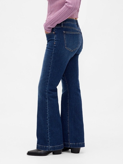 jeans lunghi e attillati a vita bassa e sinuosa
