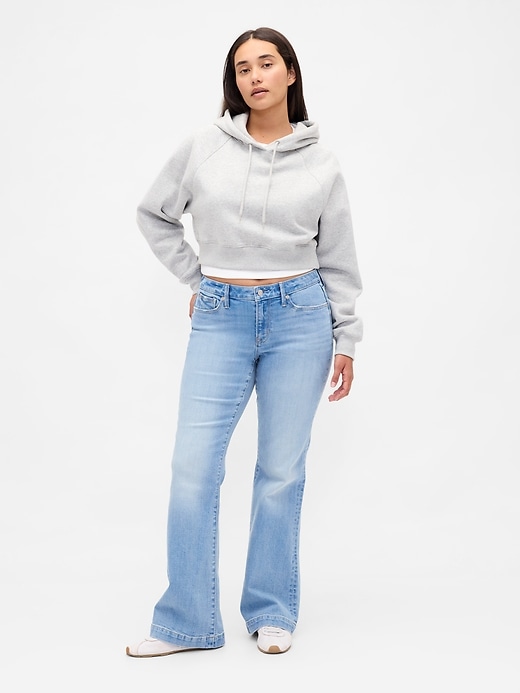 jeans lunghi e attillati a vita bassa e sinuosa