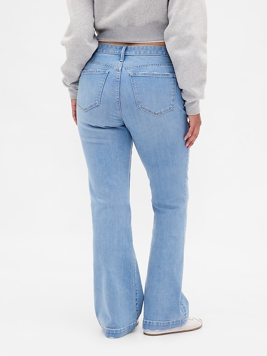 jeans lunghi e attillati a vita bassa e sinuosa
