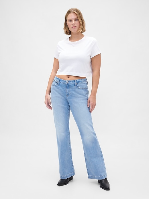 jeans lunghi e attillati a vita bassa e sinuosa