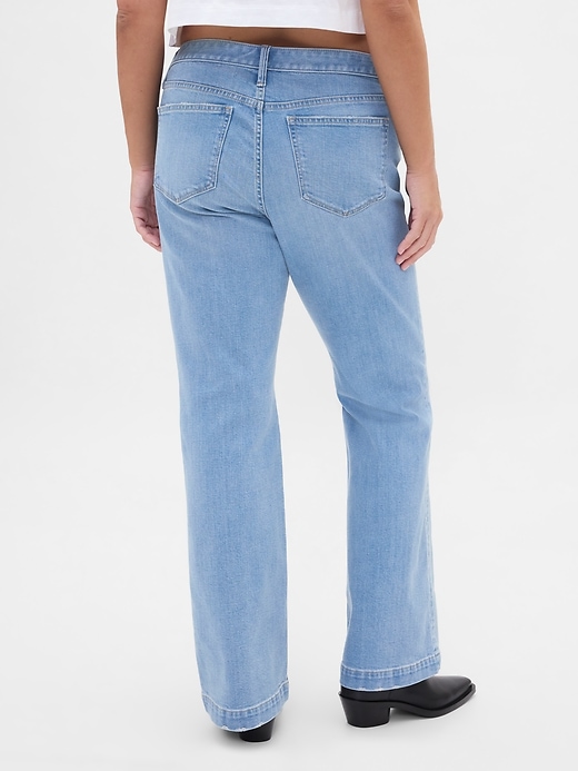 jeans lunghi e attillati a vita bassa e sinuosa
