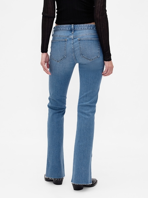jeans a vita bassa lunghi e attillati con orlo diviso
