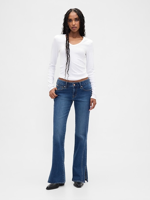 jeans a vita bassa lunghi e attillati con orlo diviso e cuciture