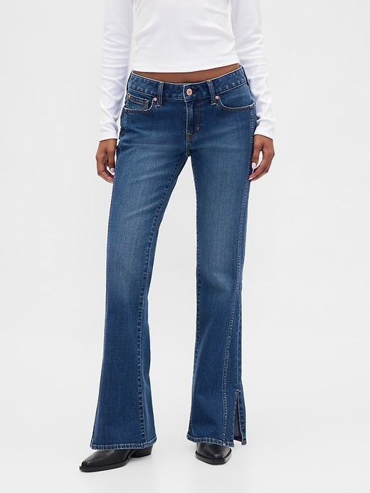 jeans a vita bassa lunghi e attillati con orlo diviso e cuciture