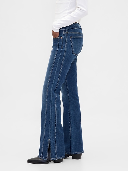 jeans a vita bassa lunghi e attillati con orlo diviso e cuciture