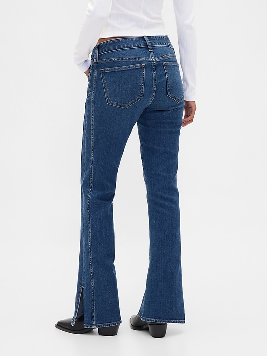 jeans a vita bassa lunghi e attillati con orlo diviso e cuciture