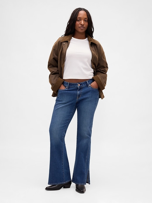jeans a vita bassa lunghi e attillati con orlo diviso e cuciture