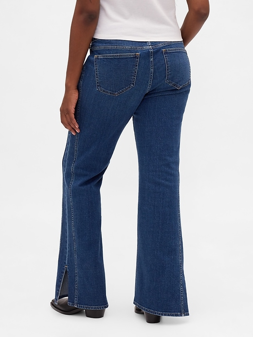 jeans a vita bassa lunghi e attillati con orlo diviso e cuciture