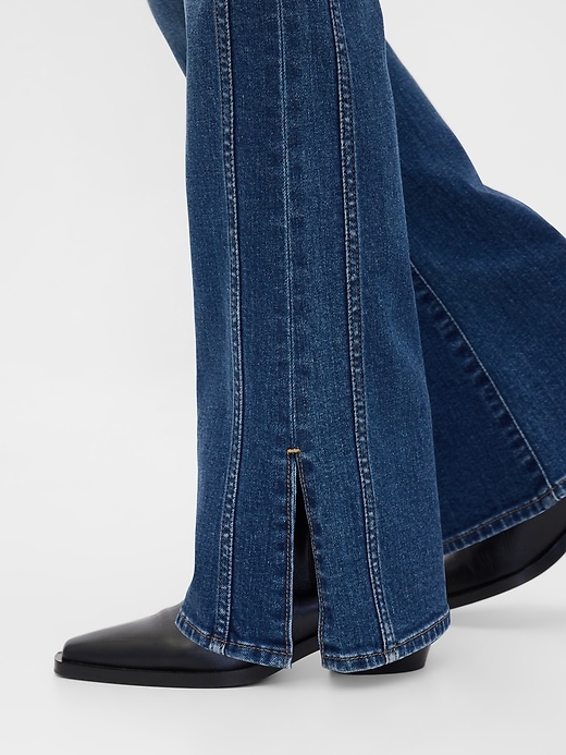 jeans a vita bassa lunghi e attillati con orlo diviso e cuciture
