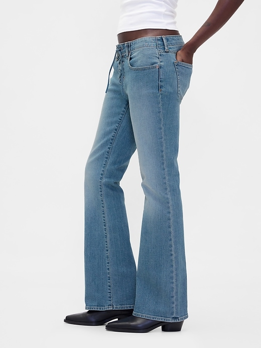 jeans lunghi e attillati con lacci a vita bassa