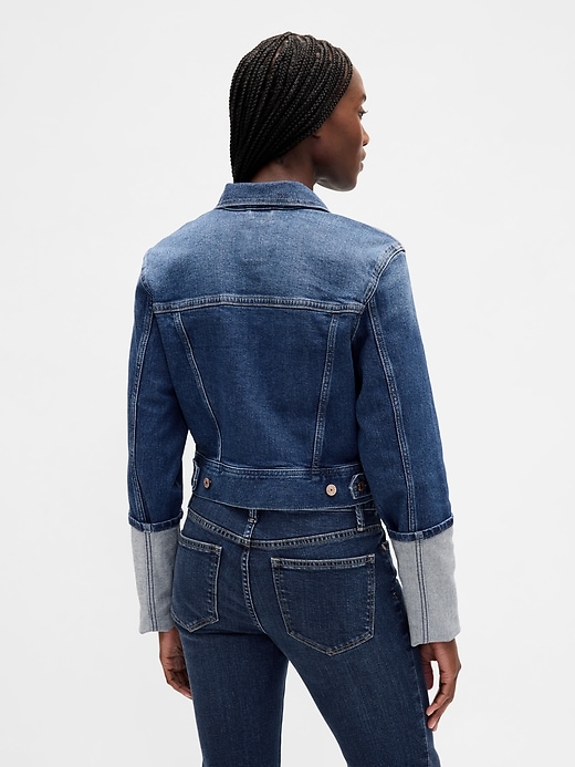 giacca in denim con polsini a spillo e icona corta