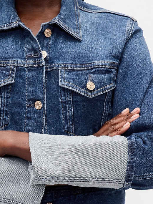 giacca in denim con polsini a spillo e icona corta