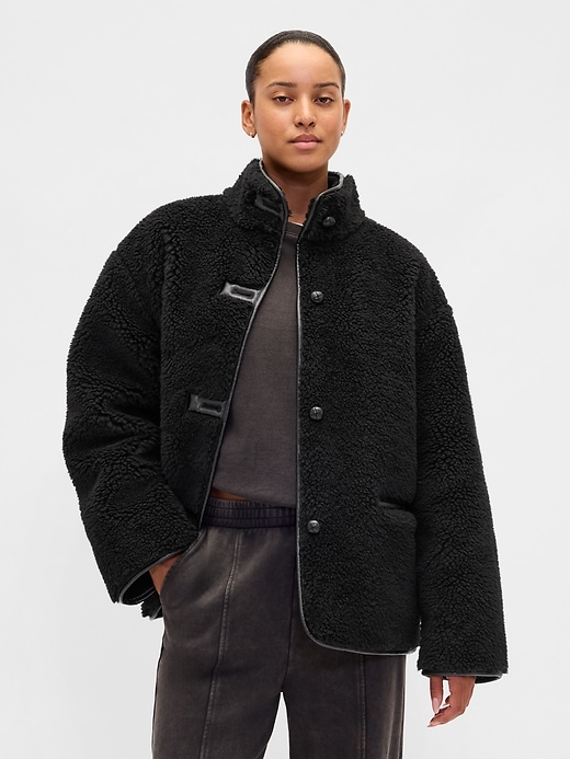 giacca con finiture in pelle vegana e sherpa riciclata