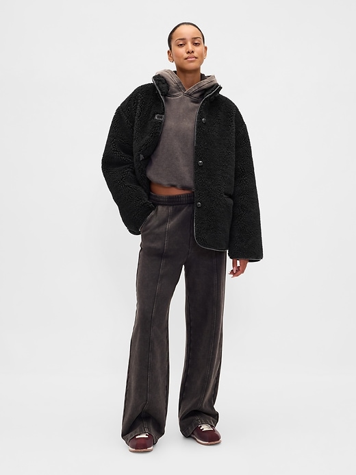 giacca con finiture in pelle vegana e sherpa riciclata