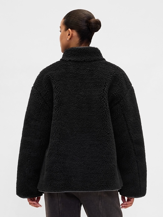giacca con finiture in pelle vegana e sherpa riciclata