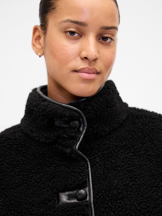 giacca con finiture in pelle vegana e sherpa riciclata