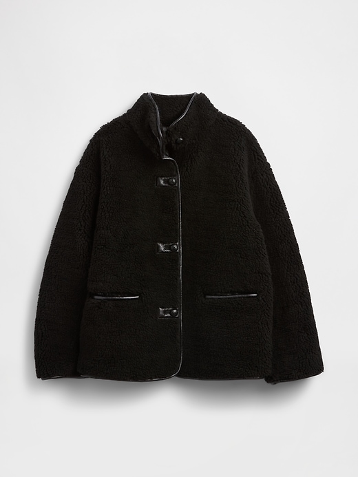 giacca con finiture in pelle vegana e sherpa riciclata