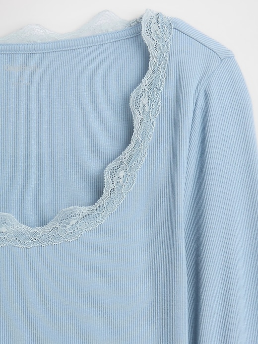 top pigiama con mini coste e pizzo